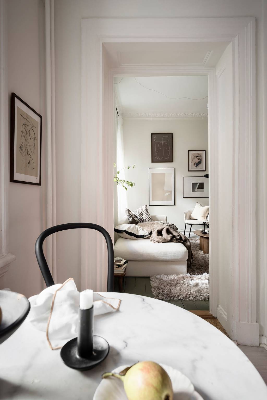 coin repas avec table bistrot marbre blanc