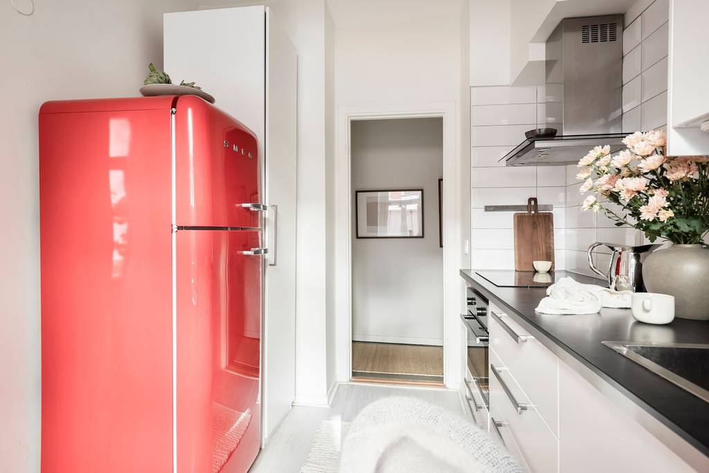 cuisine blanche avec frigo rouge vintage SMEG