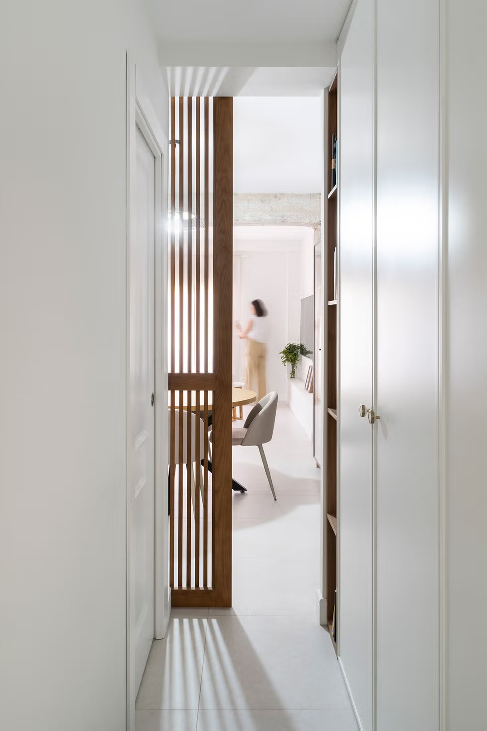 couloir avec porte coulissante à claire-voie couloir avec porte coulissante à claire-voie