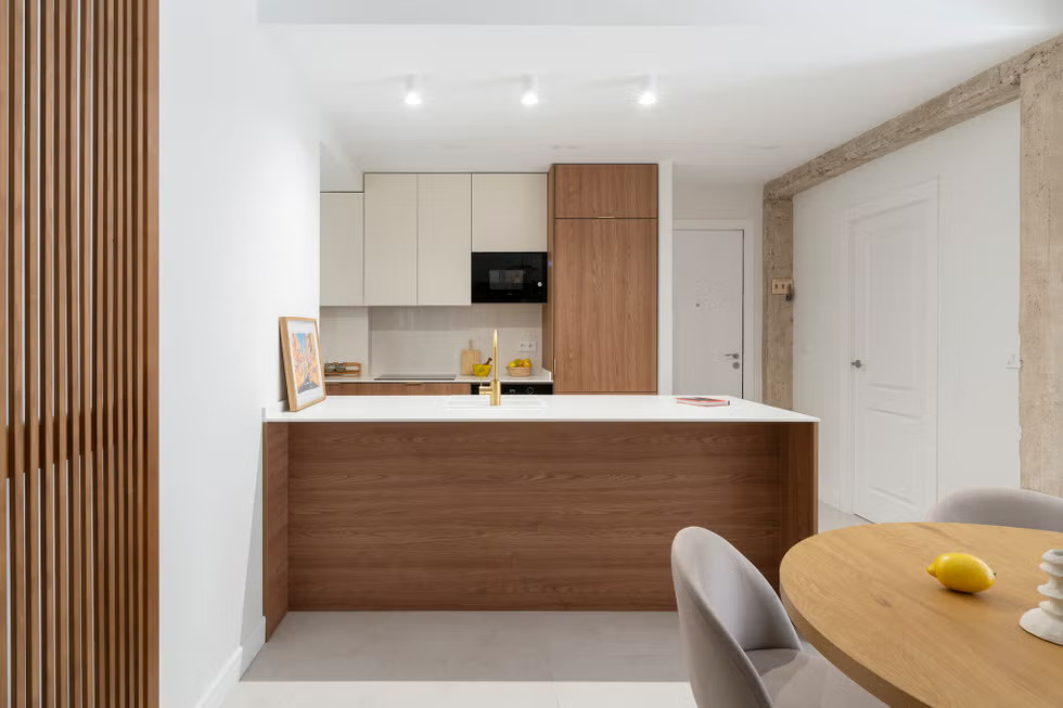 salle à manger et cuisine ouverte blanche et bois appartement 70m2 salle à manger et cuisine ouverte blanche et bois appartement 70m2