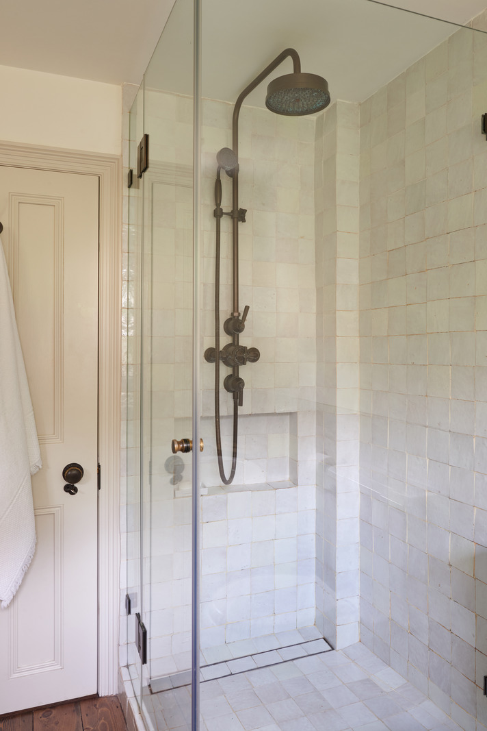 salle de bain avec zelliges blanches