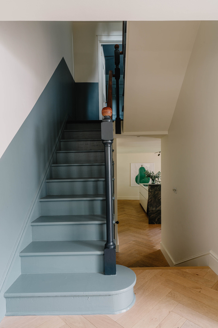 escalier ancien peint en bleu