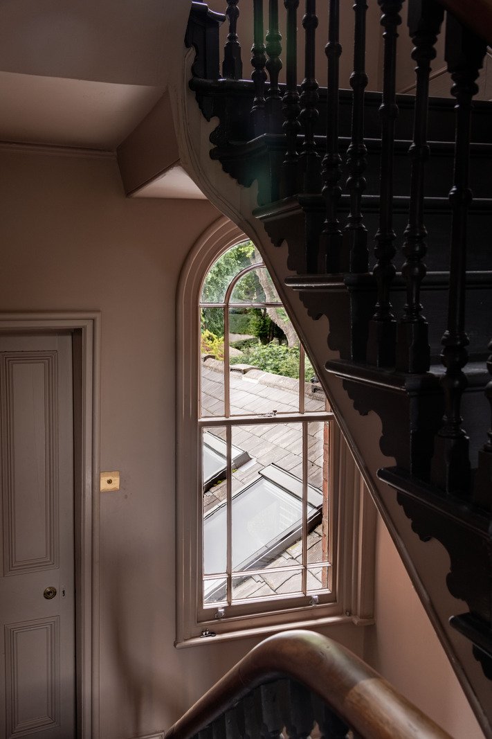 escalier ancien maison victorienne murs roses 