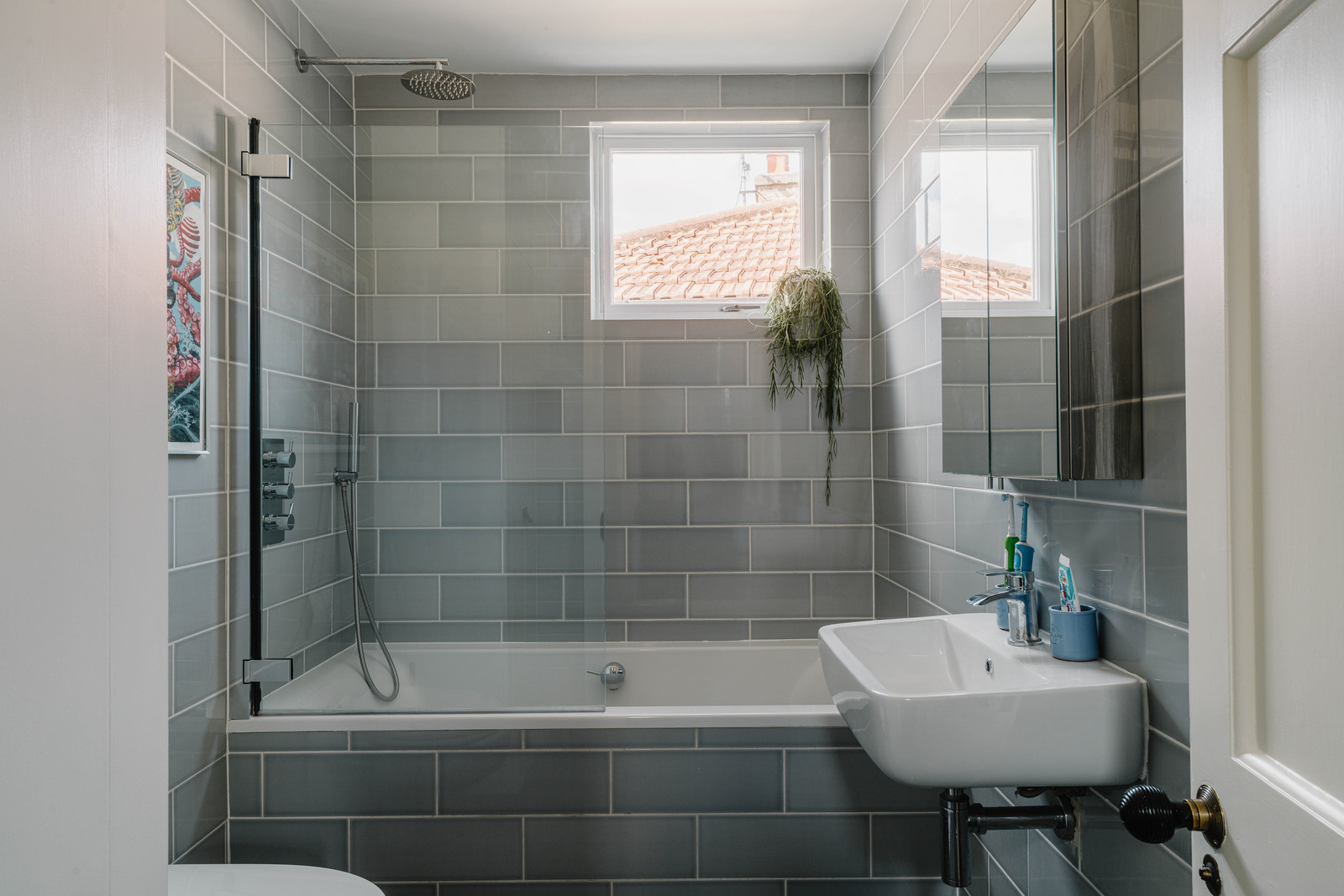 salle de bain gris bleue et blanche