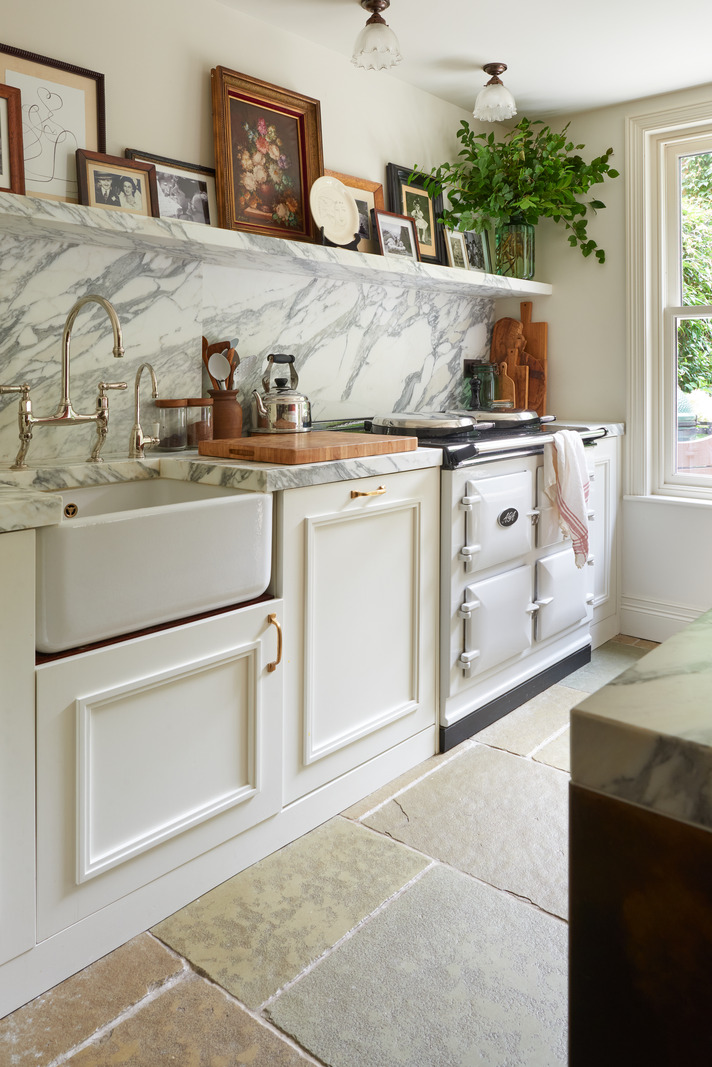 cuisine anglaise décoration classique chic avec piano de cuisson Aga