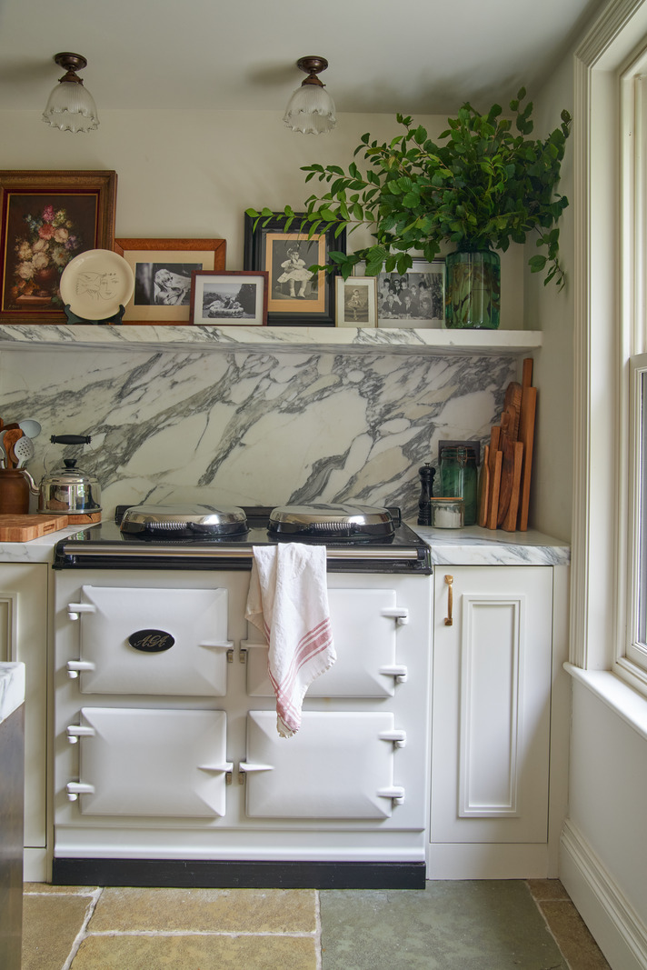 cuisine anglaise décoration classique chic avec piano de cuisson Aga