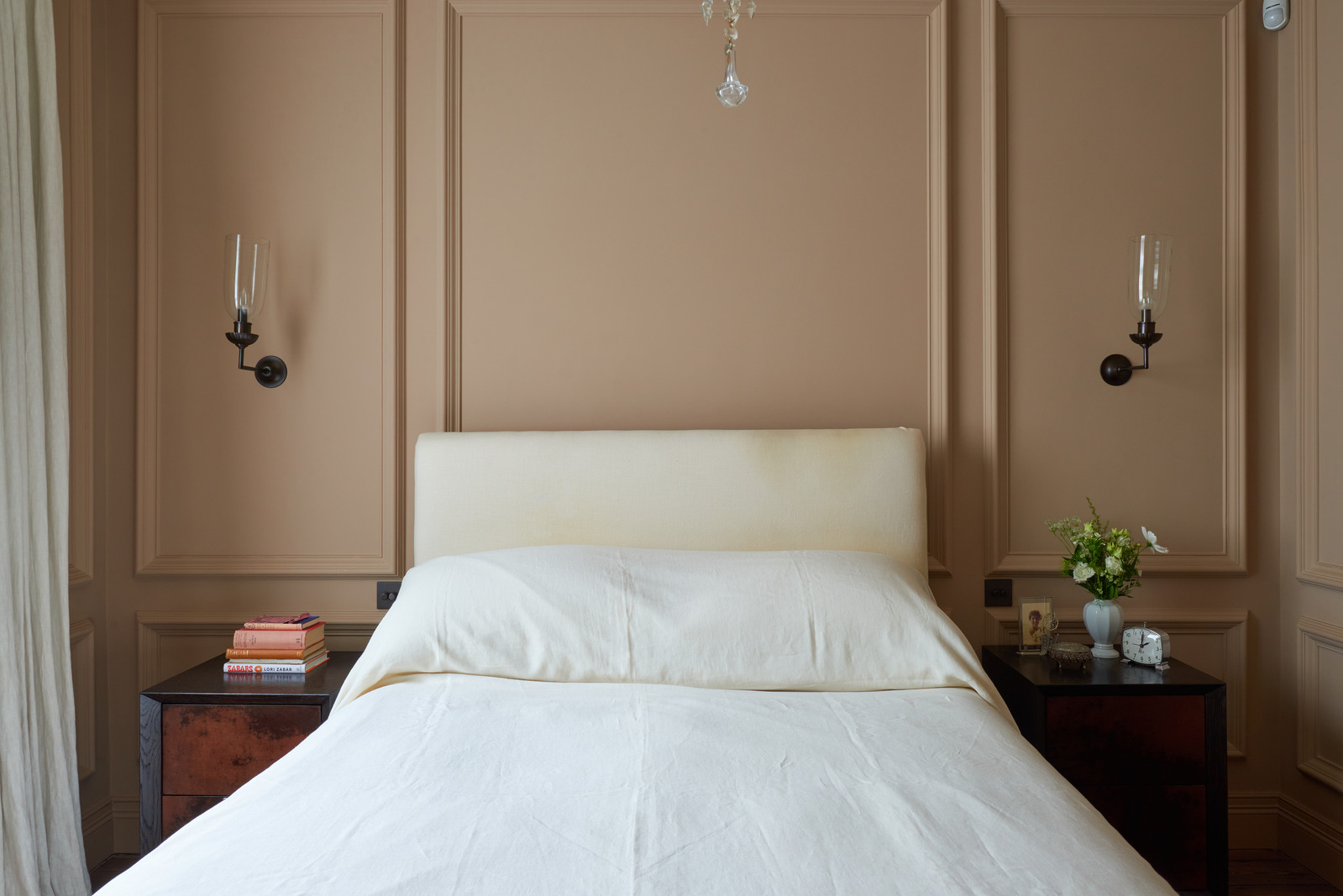 chambre couleur vieux rose avec cheminée ancienne