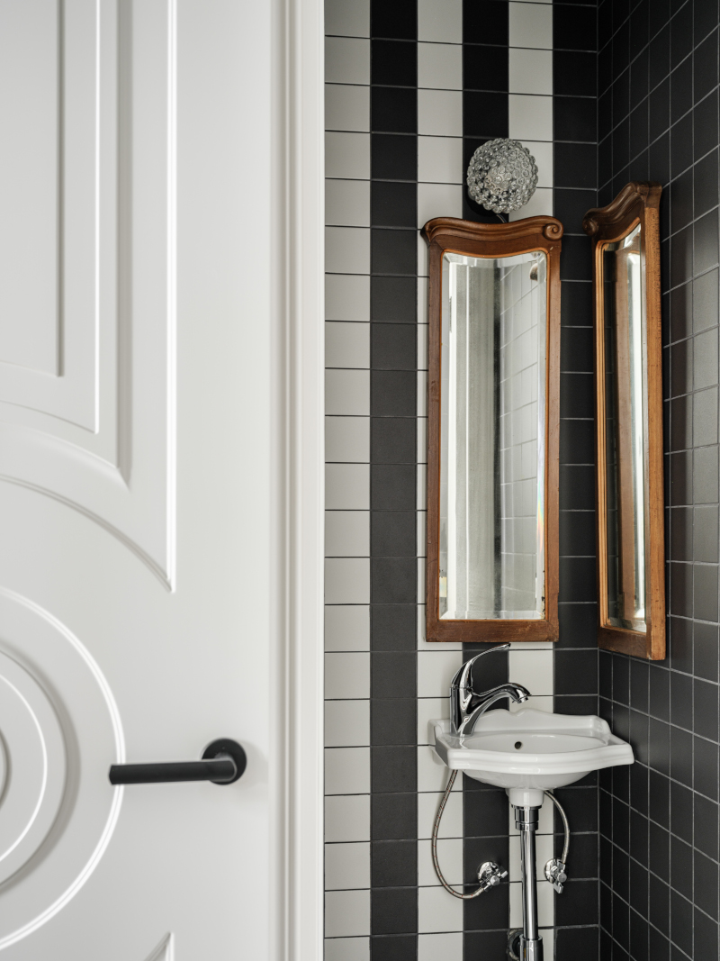 salle de bain noire et blanche style Chanel carrelage rayures salle de bain noire et blanche style Chanel carrelage rayures