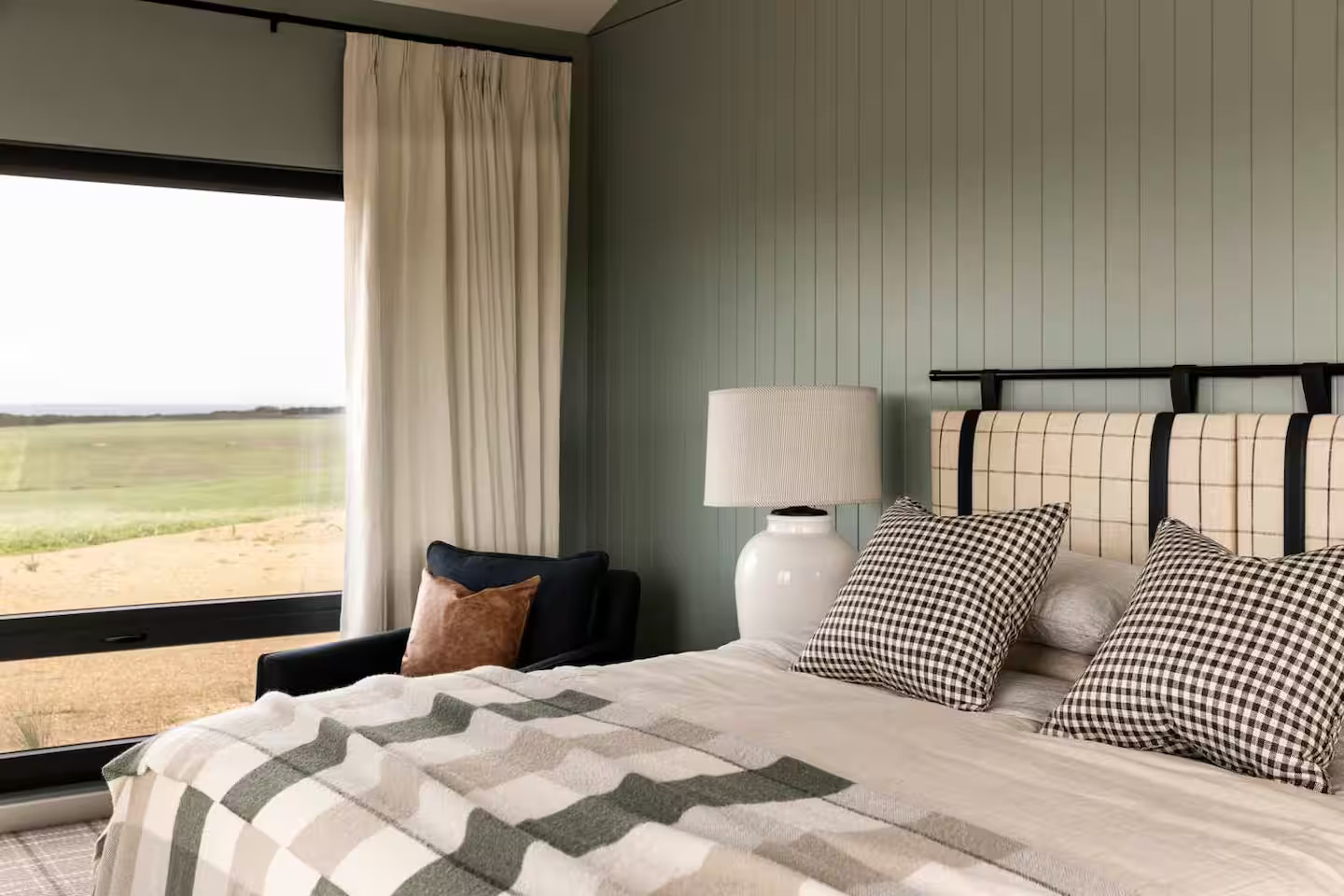chambre mur vert sauge maison contemporaine design et durable Port Farm chambre mur vert sauge maison contemporaine design et durable Port Farm