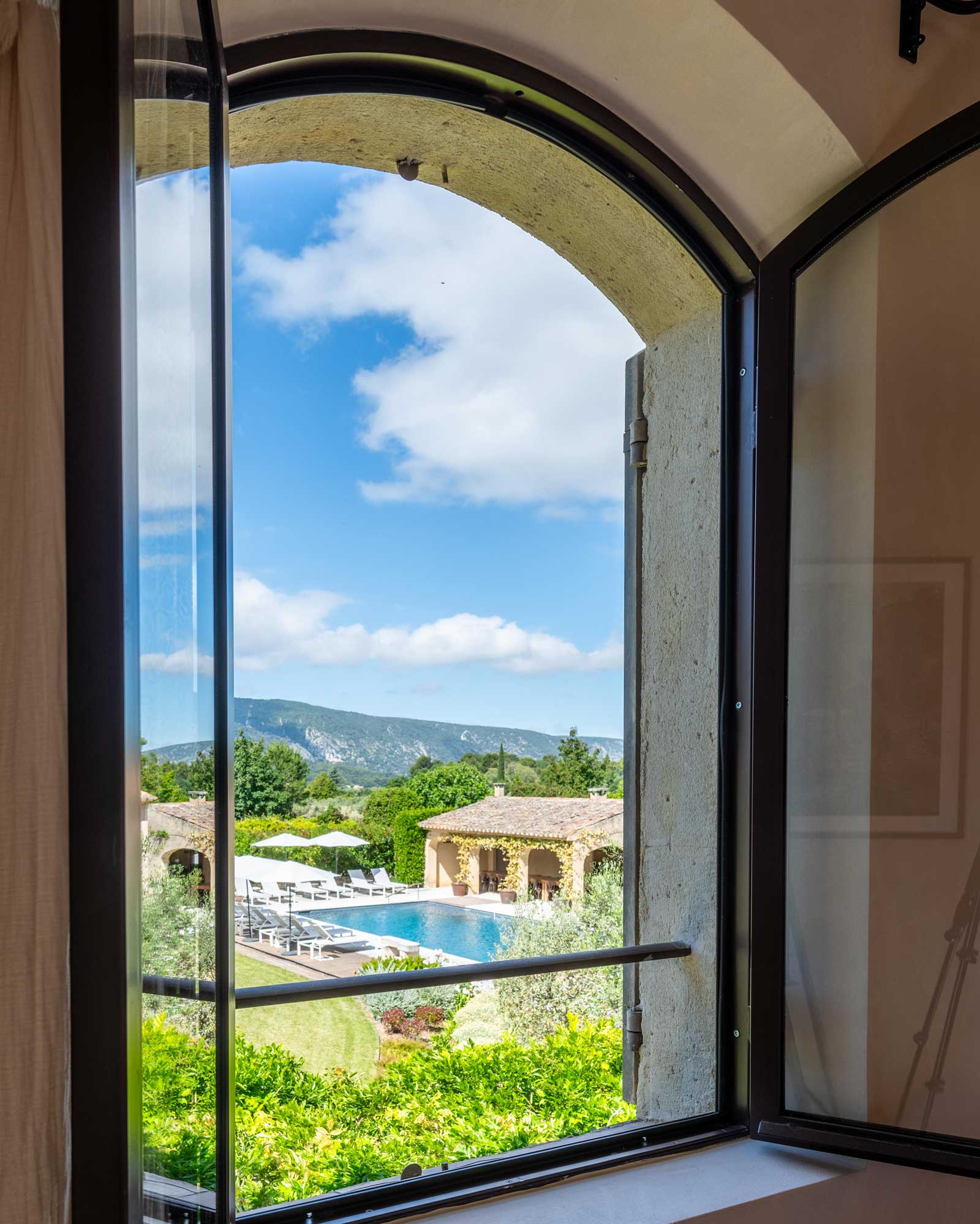 chambre avec vue piscine maison ancienne rénovée La Bastide de l chambre avec vue piscine maison ancienne rénovée La Bastide de l'Orme Luberon