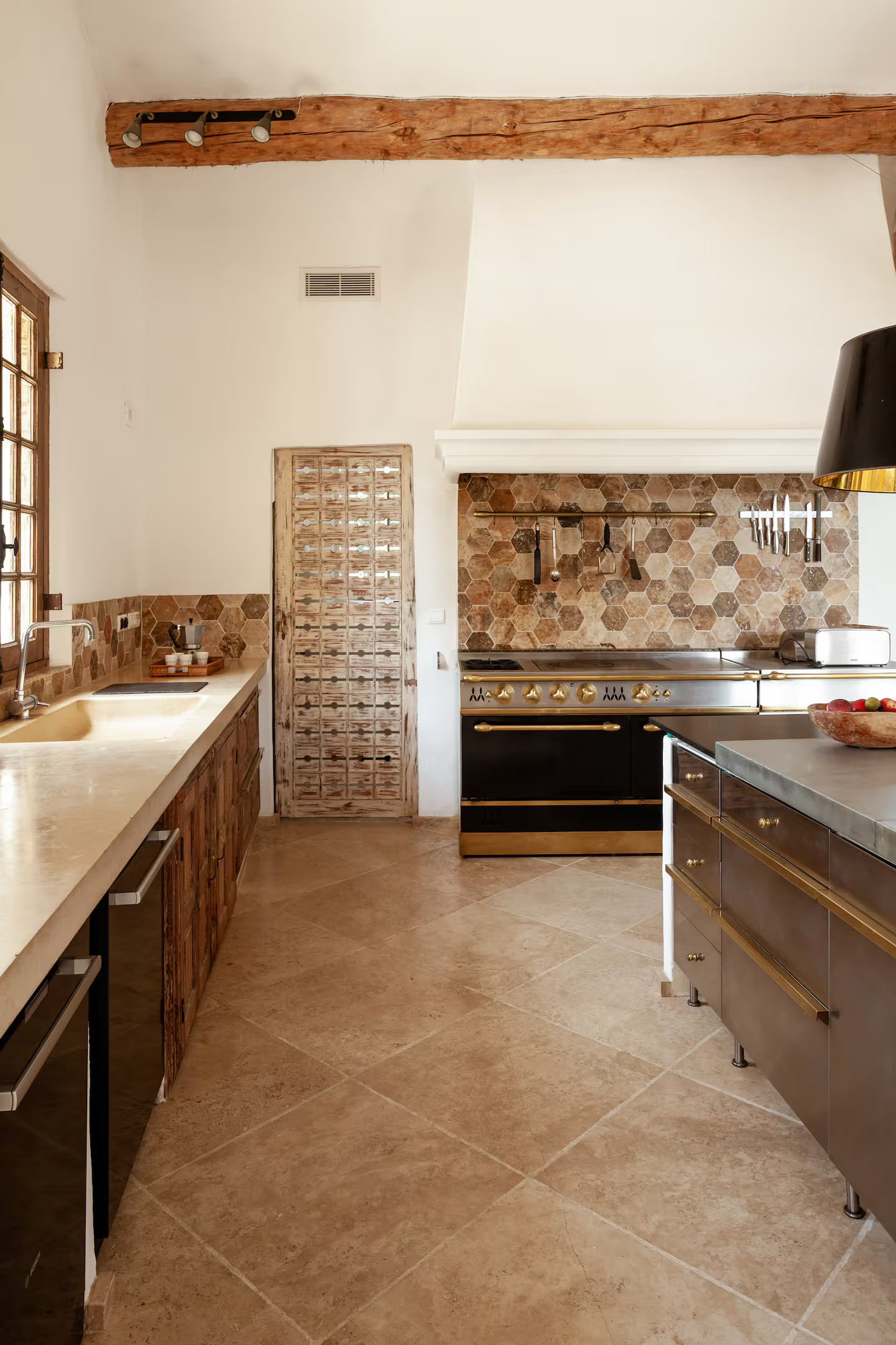 cuisine avec poutres La Bergerie Aix-en-Provence décoration rustique chic