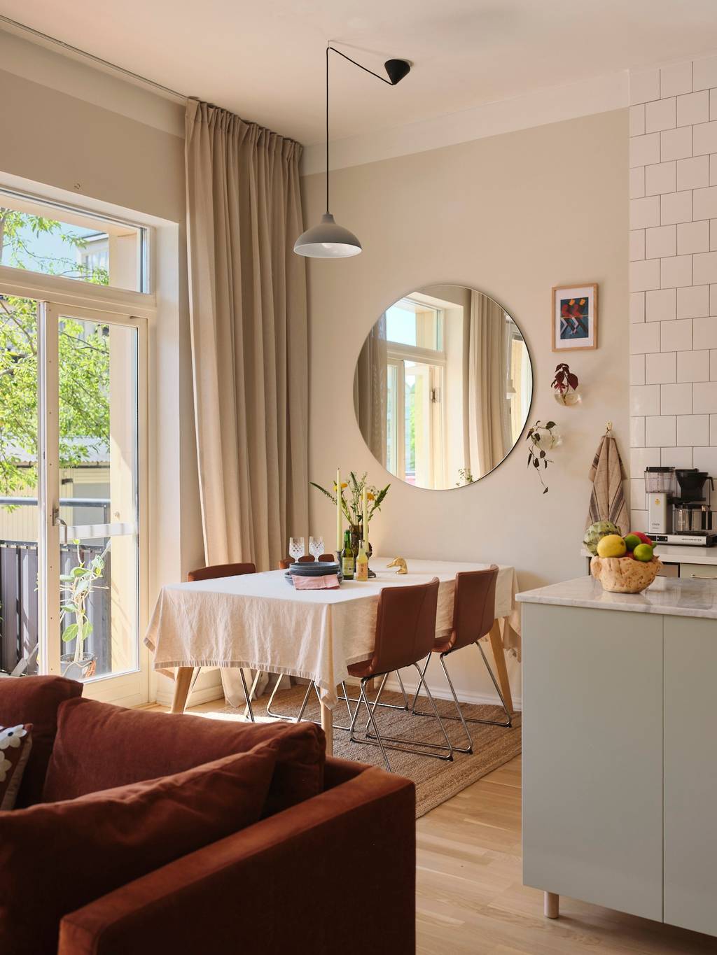 salon avec cuisine ouverte appartement 82m2 décoration vintage et colorée