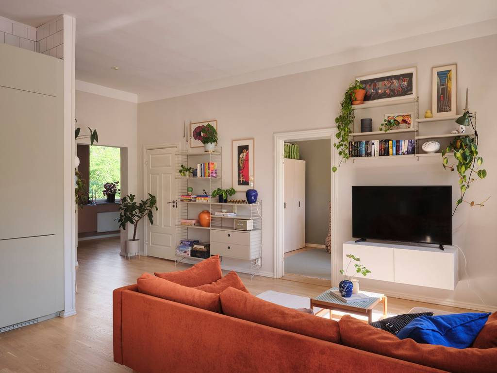 salon avec canapé orange appartement 82m2 décoration vintage et colorée