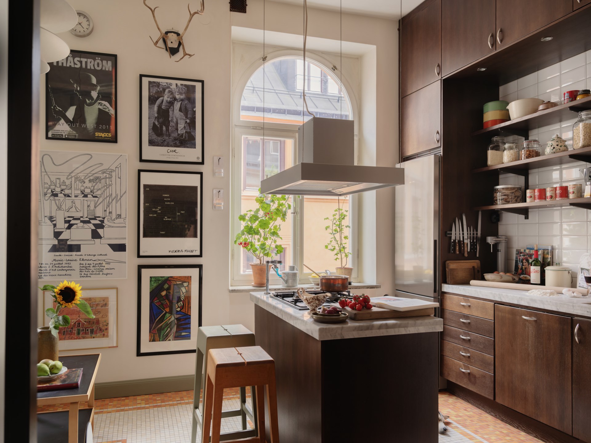 cuisine avec îlot décoration rétro et fenêtre cintrée cuisine avec îlot décoration rétro et fenêtre cintrée