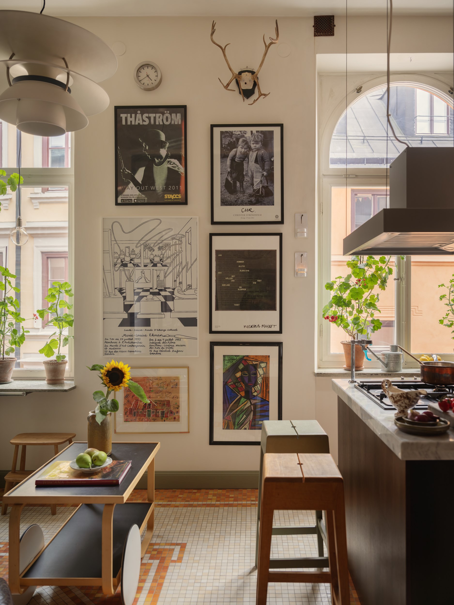 cuisine avec îlot décoration rétro et fenêtres cintrées cuisine avec îlot décoration rétro et fenêtres cintrées