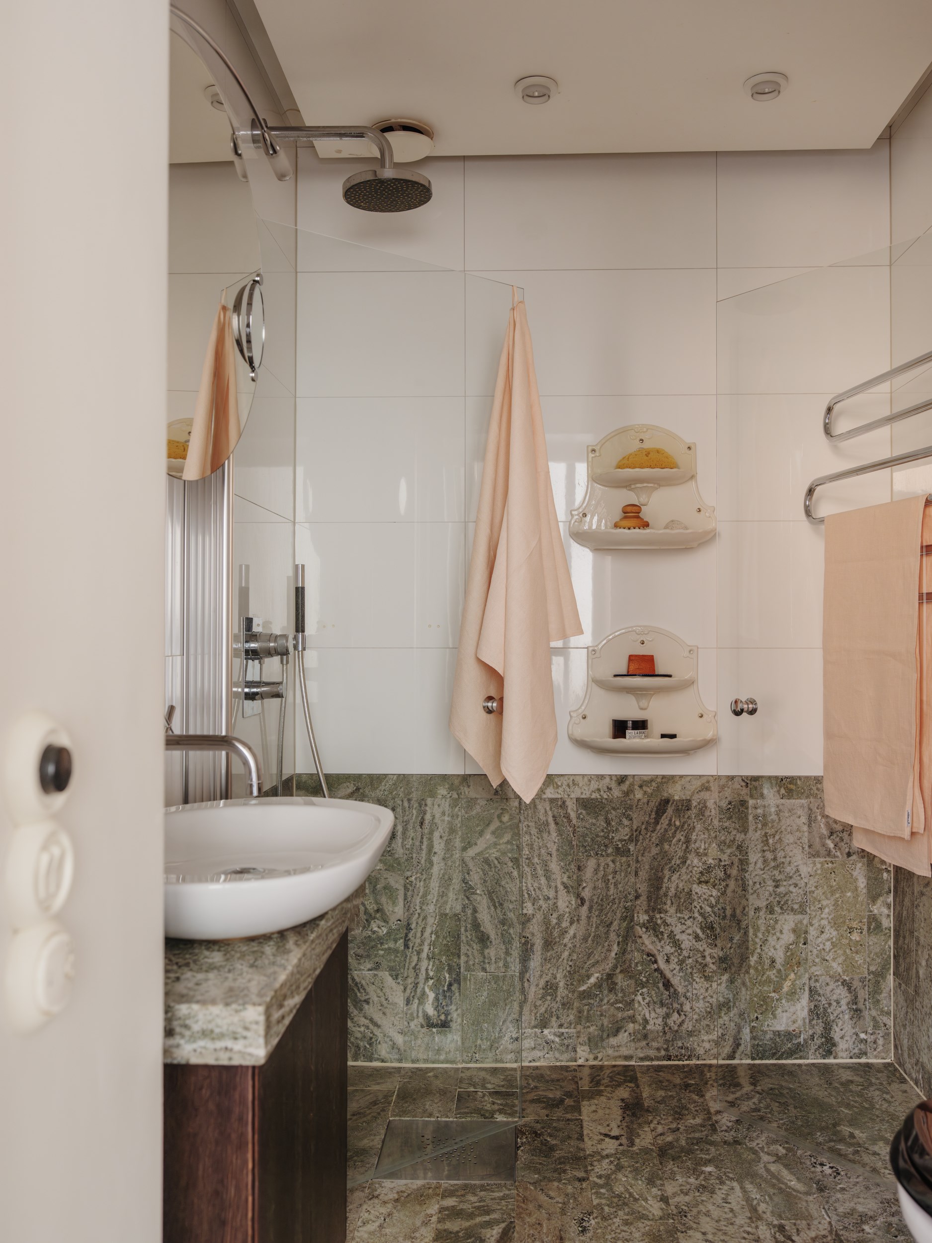 salle de bain blanche et marbre vert salle de bain blanche et marbre vert