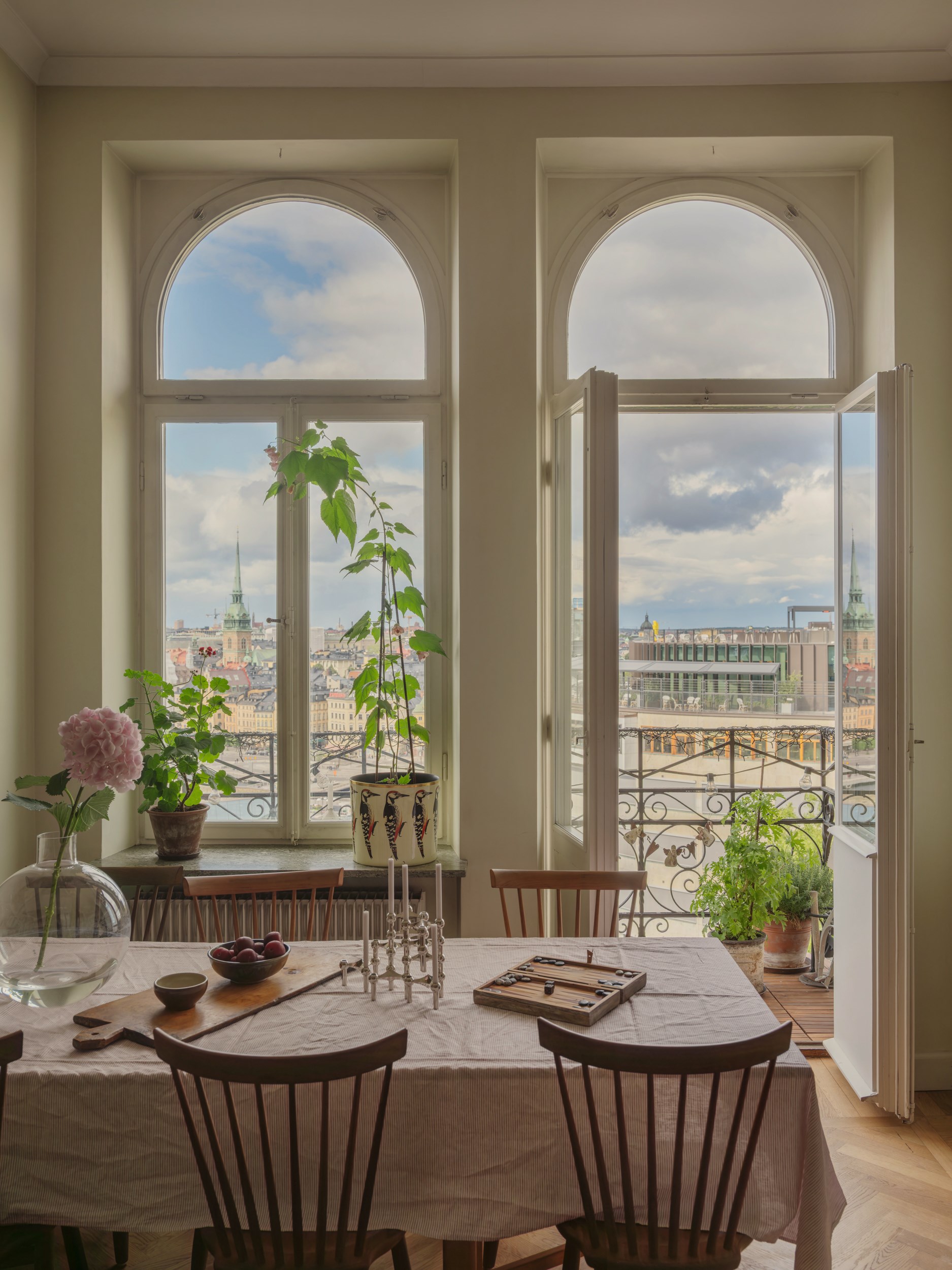 salle à manger avec fenêtres cintrées et balcon décoration vintage salle à manger avec fenêtres cintrées et balcon décoration vintage