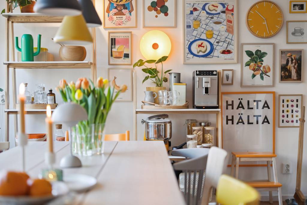 salle à manger décoration scandinave et colorée appartement 80m2 avec mur d salle à manger décoration scandinave et colorée appartement 80m2 avec mur d'images