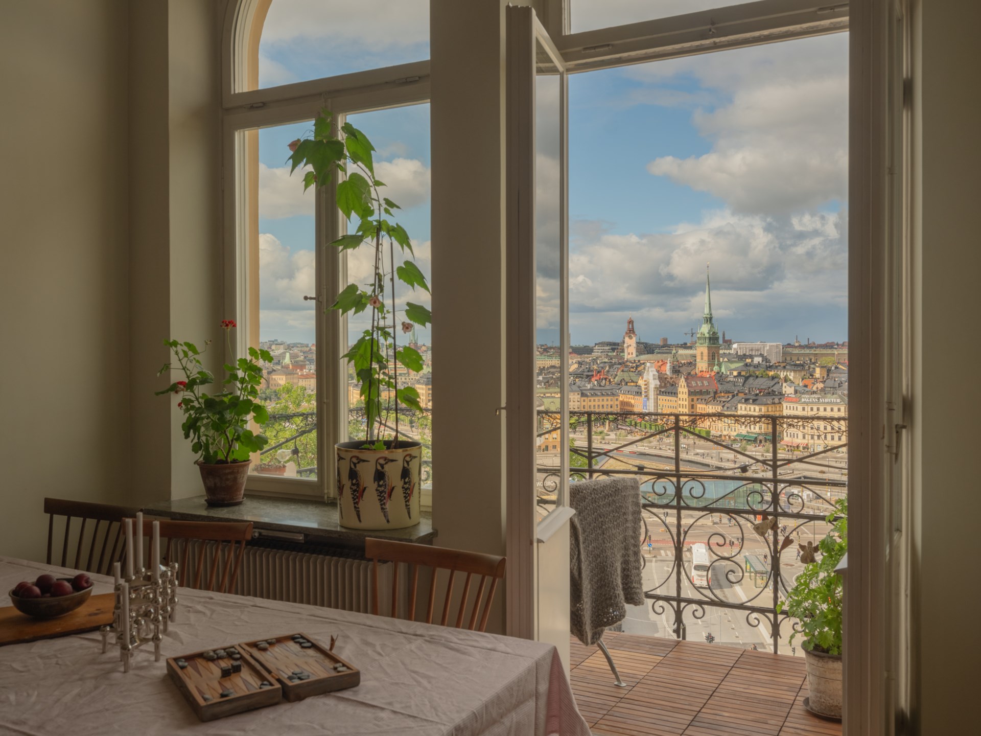 salle à manger avec fenêtres cintrées et balcon décoration vintage salle à manger avec fenêtres cintrées et balcon décoration vintage
