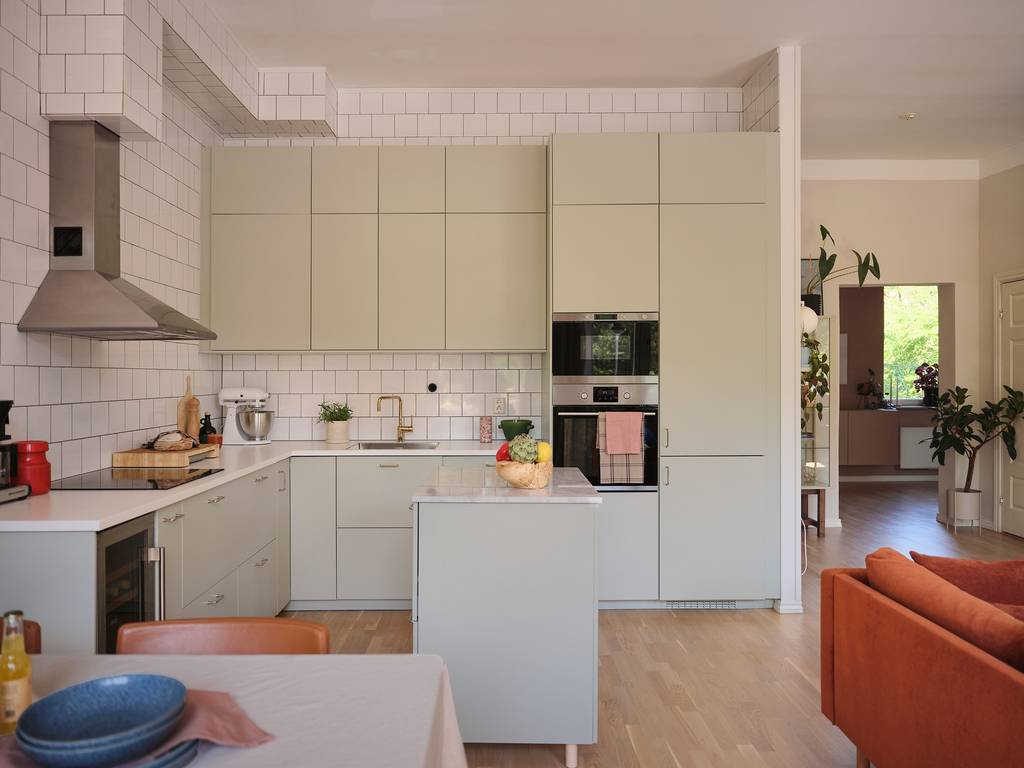 salon avec cuisine ouverte appartement 82m2 décoration vintage et colorée