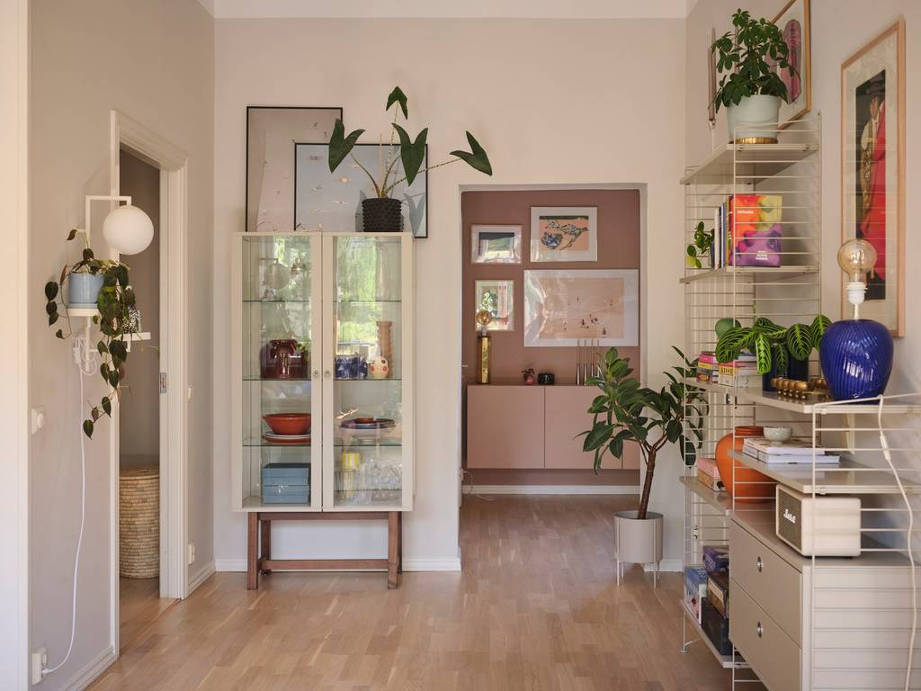 salon avec étagère string appartement 82m2 décoration vintage et colorée