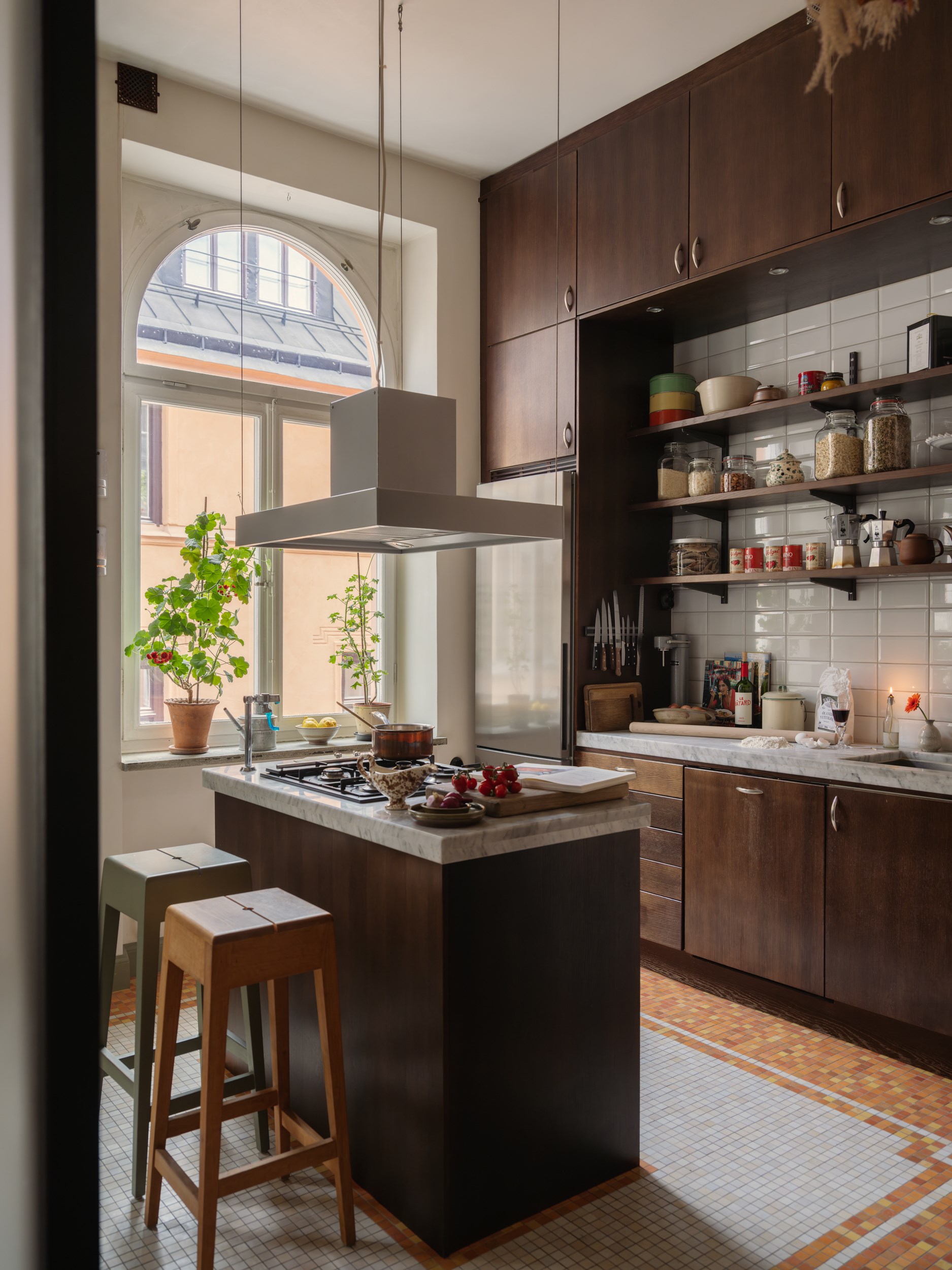 cuisine avec îlot décoration rétro et fenêtre cintrée cuisine avec îlot décoration rétro et fenêtre cintrée