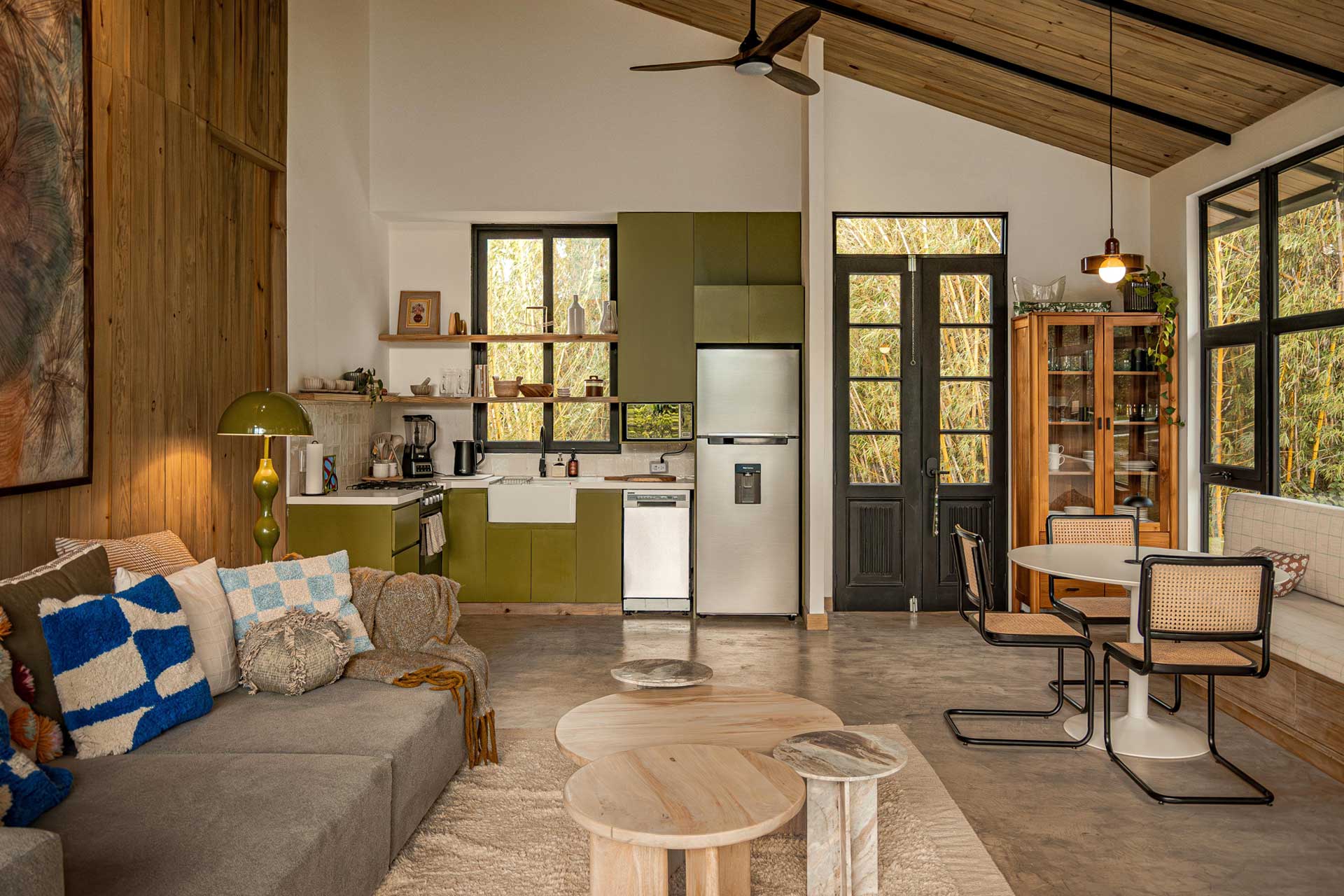 cuisine ouverte et salon maison contemporaine en bois décoration moderne et naturelle