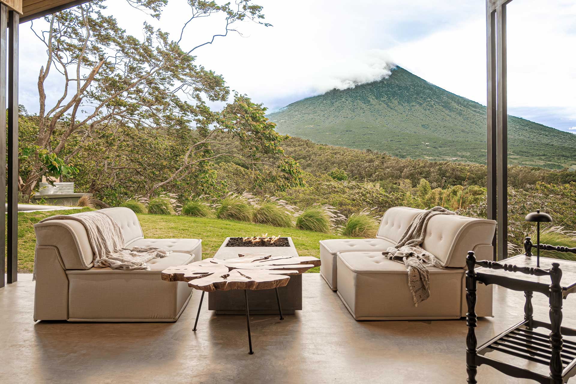 terrasse maison contemporaine vue volcan