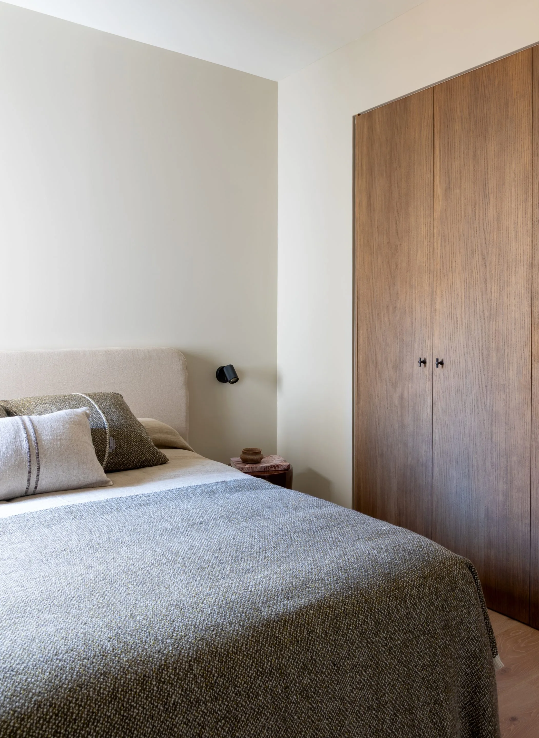 chambre décoration contemporaine avec placard bois