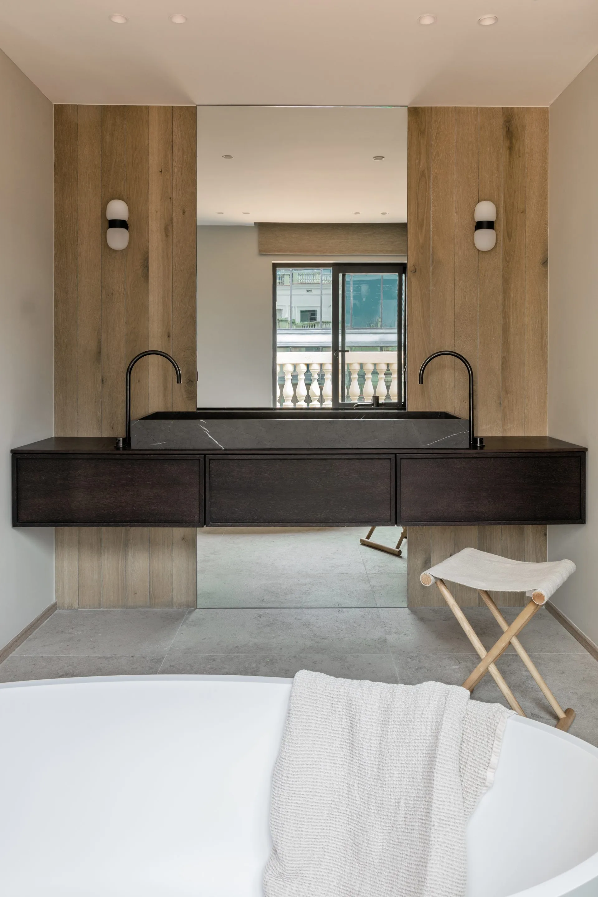 salle de bain moderne avec baignoire îlot design