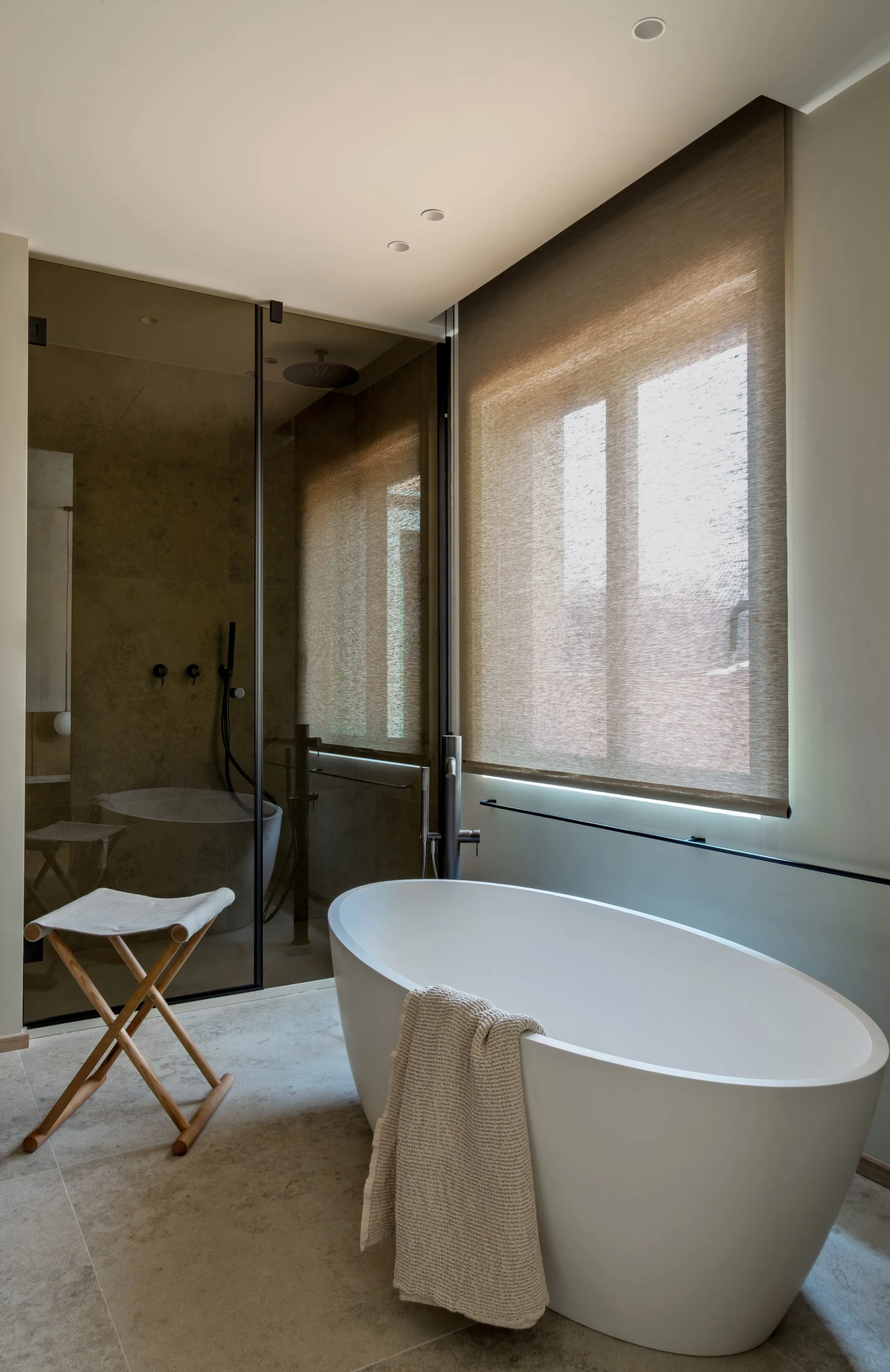 salle de bain moderne avec baignoire îlot design et fenêtre