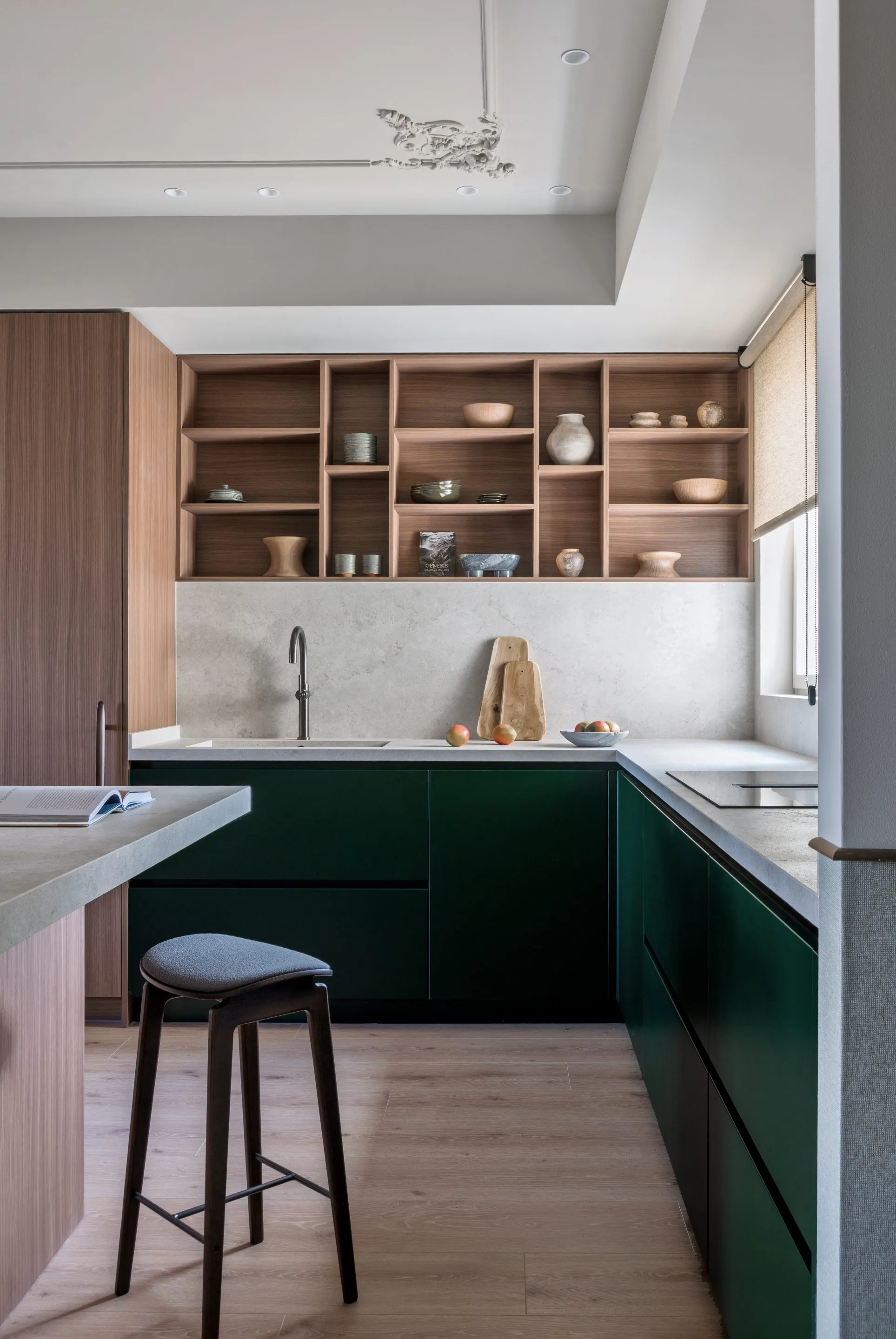 cuisine verte et bois avec îlot