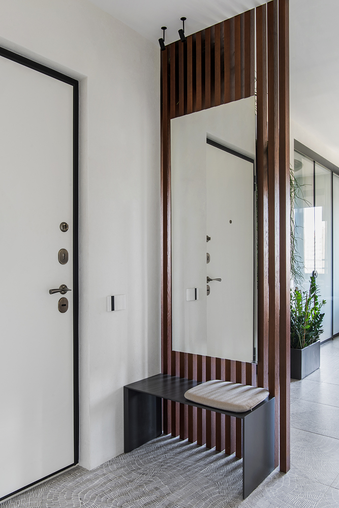 entrée avec claustra bois et banc petit appartement 49m2