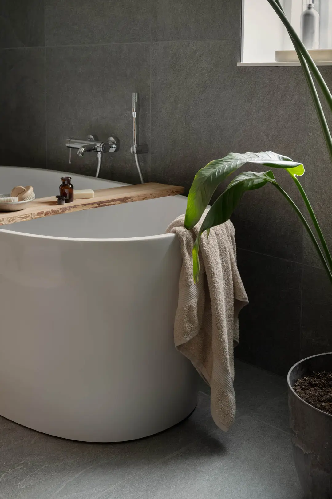 salle de bain design grise avec baignoire îlot salle de bain design grise avec baignoire îlot