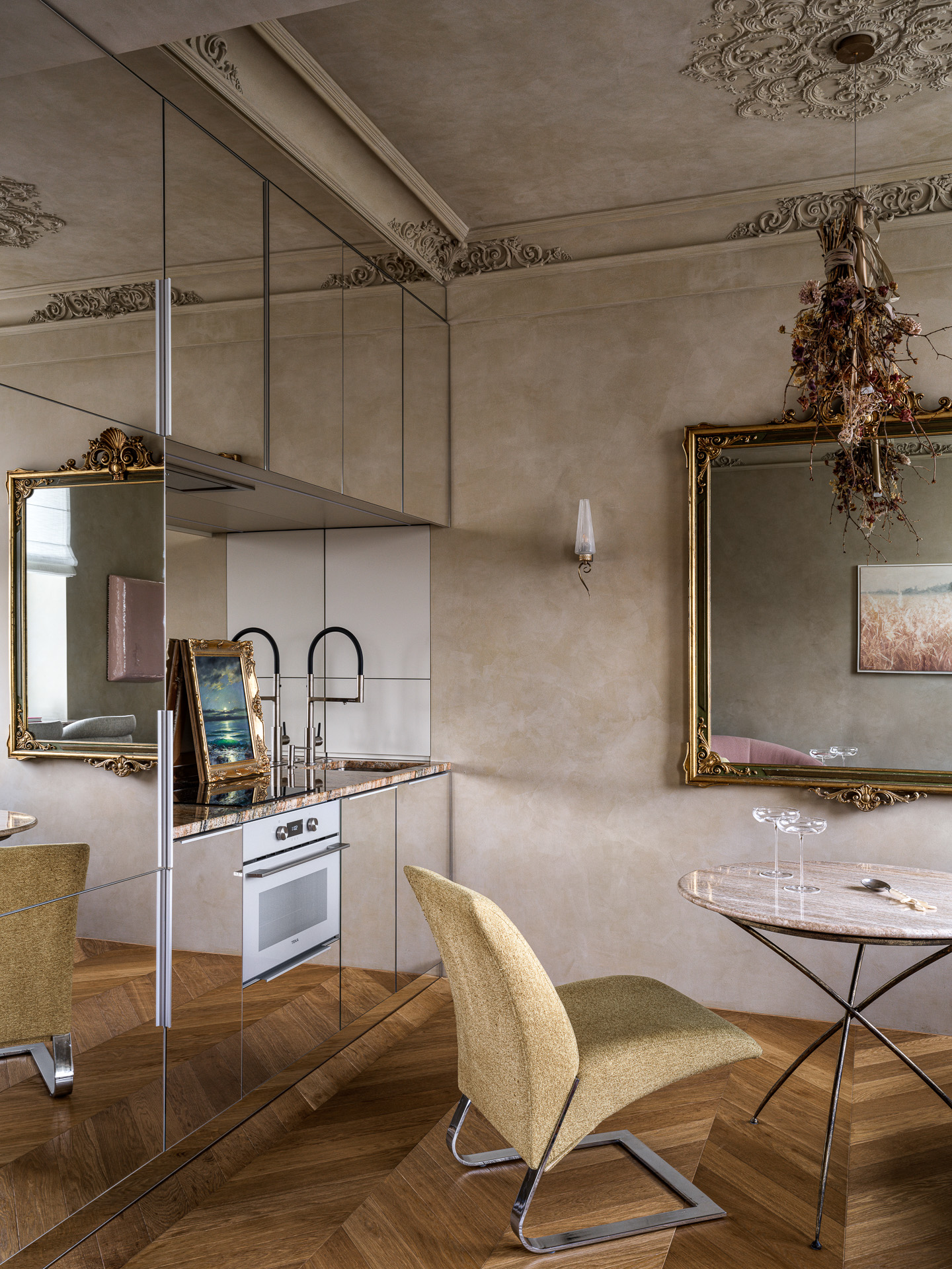 cuisine miroir appartement 50m2 décoration contemporaine et baroque cuisine miroir appartement 50m2 décoration contemporaine et baroque