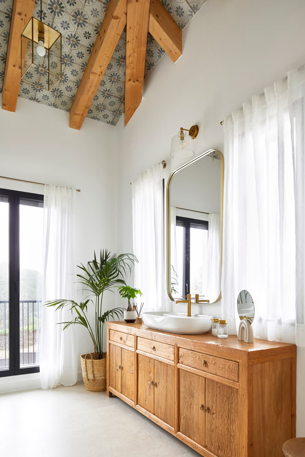 grande salle de bain avec fenêtre et poutres