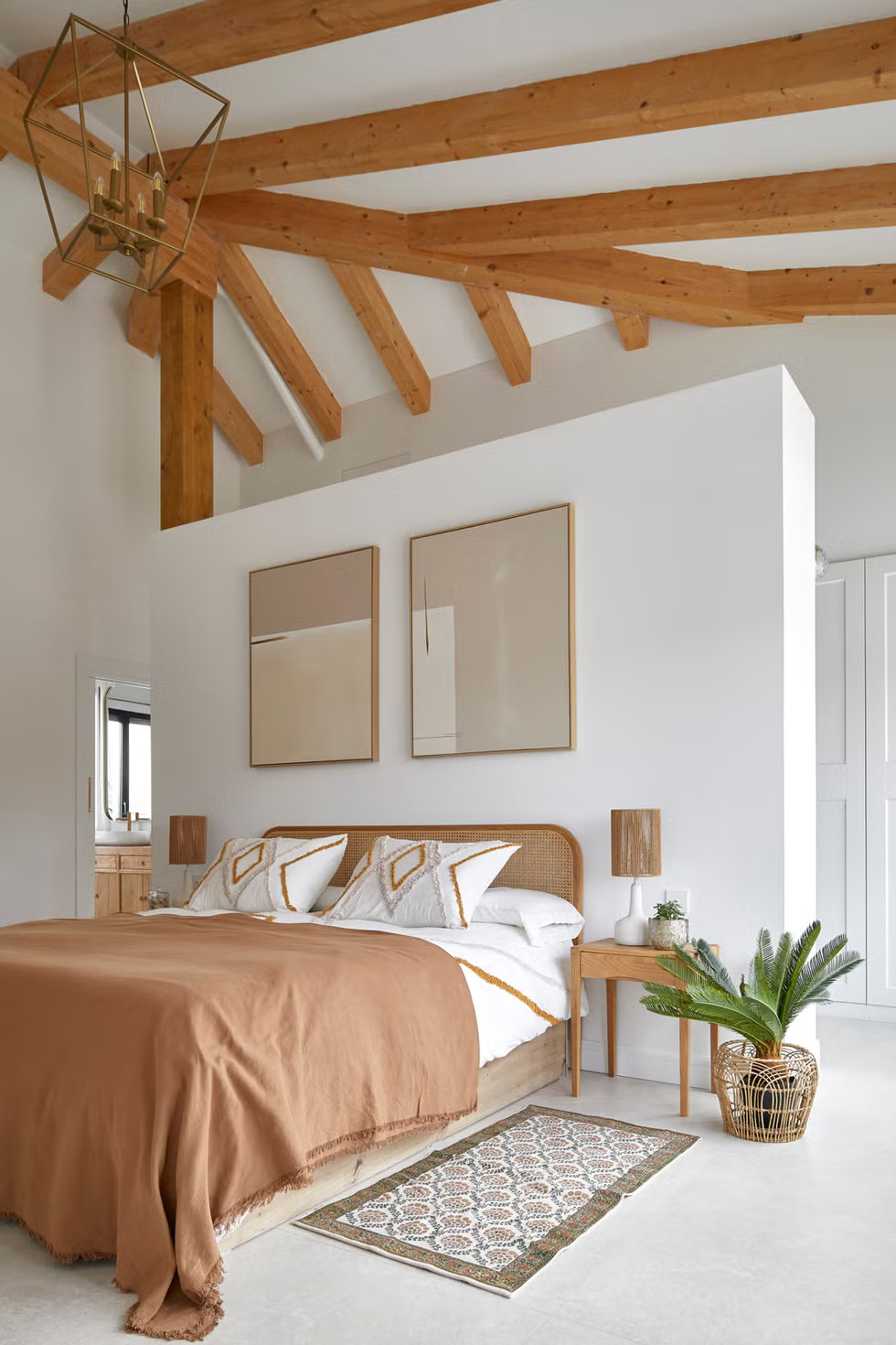chambre avec poutres et dressing en tête de lit