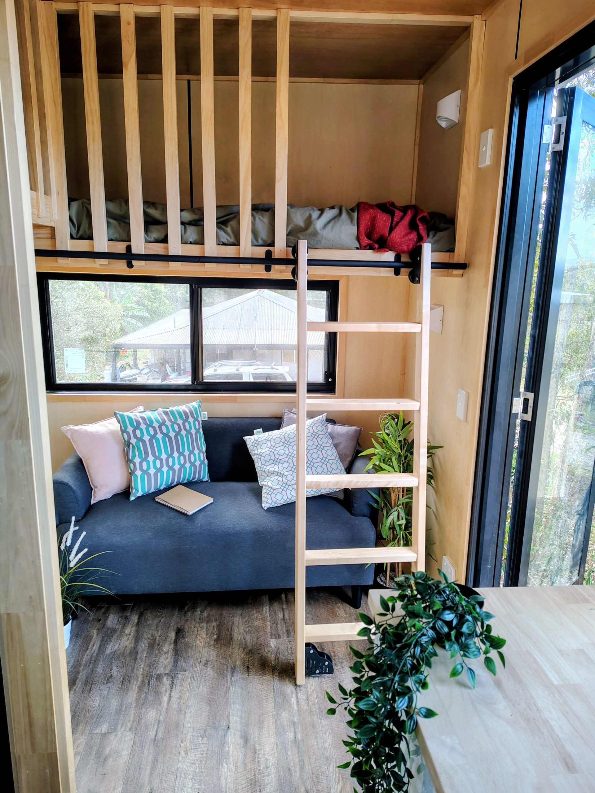 intérieur mini maison mobile avec lit escamotable à abattant et lit mezzanine intérieur mini maison mobile avec lit escamotable à abattant et lit mezzanine