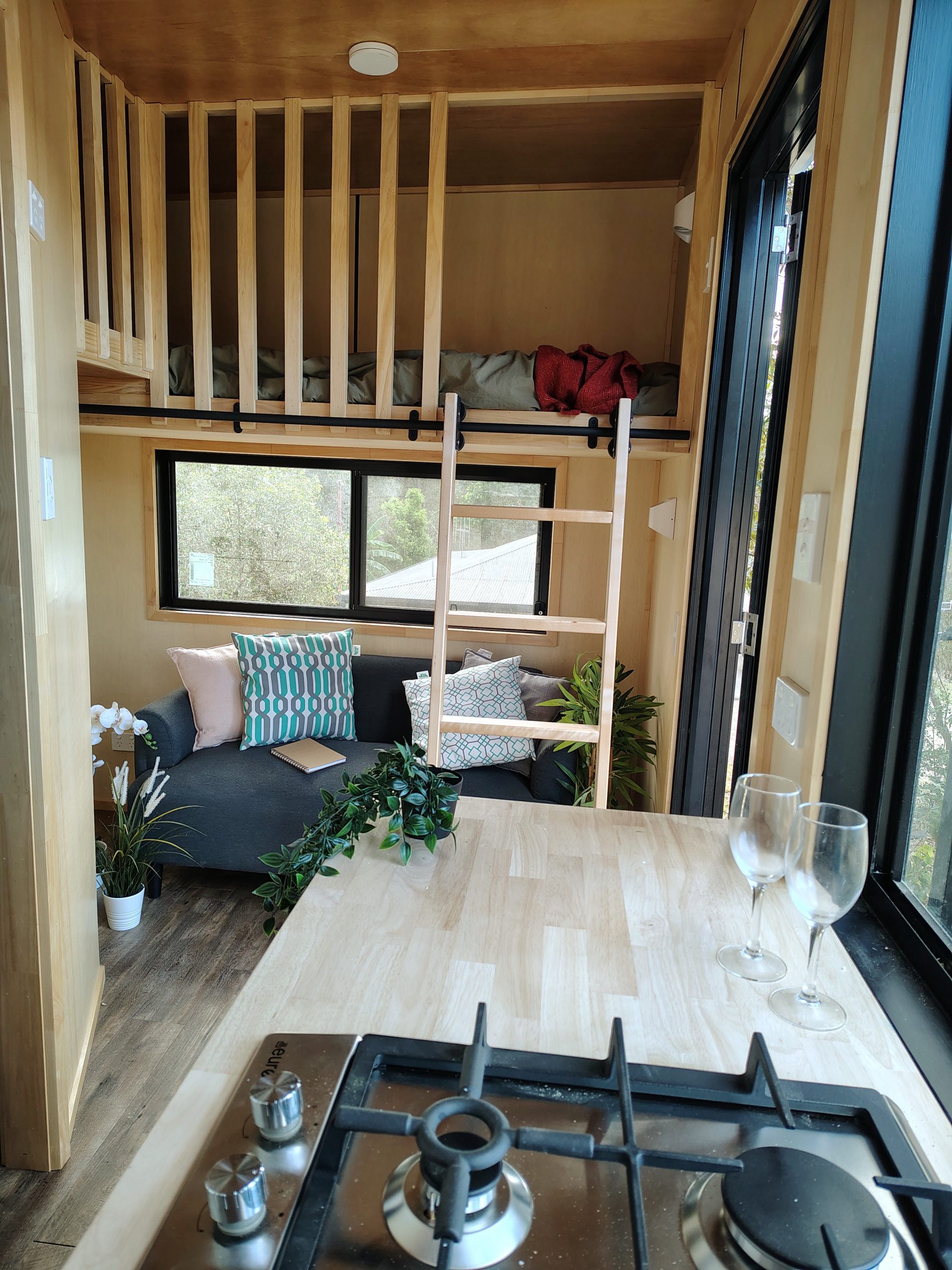 intérieur mini maison mobile avec lit escamotable à abattant et lit mezzanine intérieur mini maison mobile avec lit escamotable à abattant et lit mezzanine