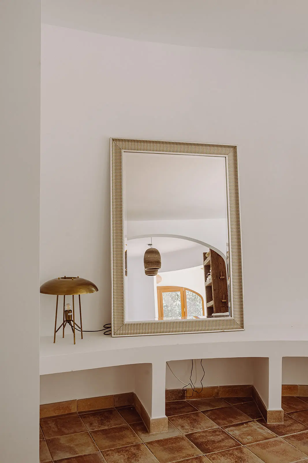 entrée avec miroir décoration méditerranéenne maison Minorque entrée avec miroir décoration méditerranéenne maison Minorque
