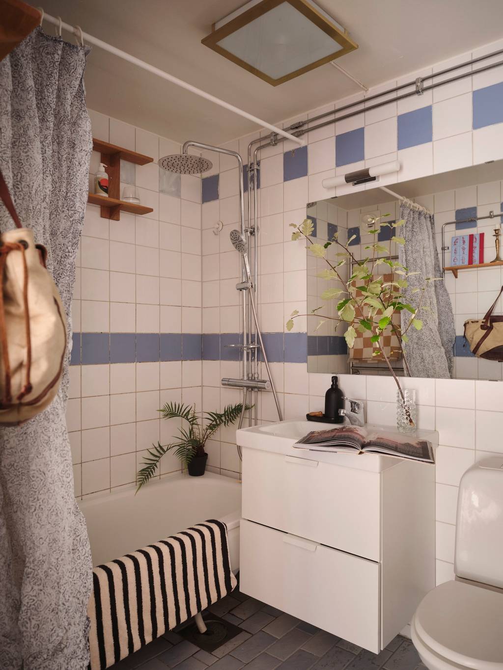 salle de bain blanche et bleue
