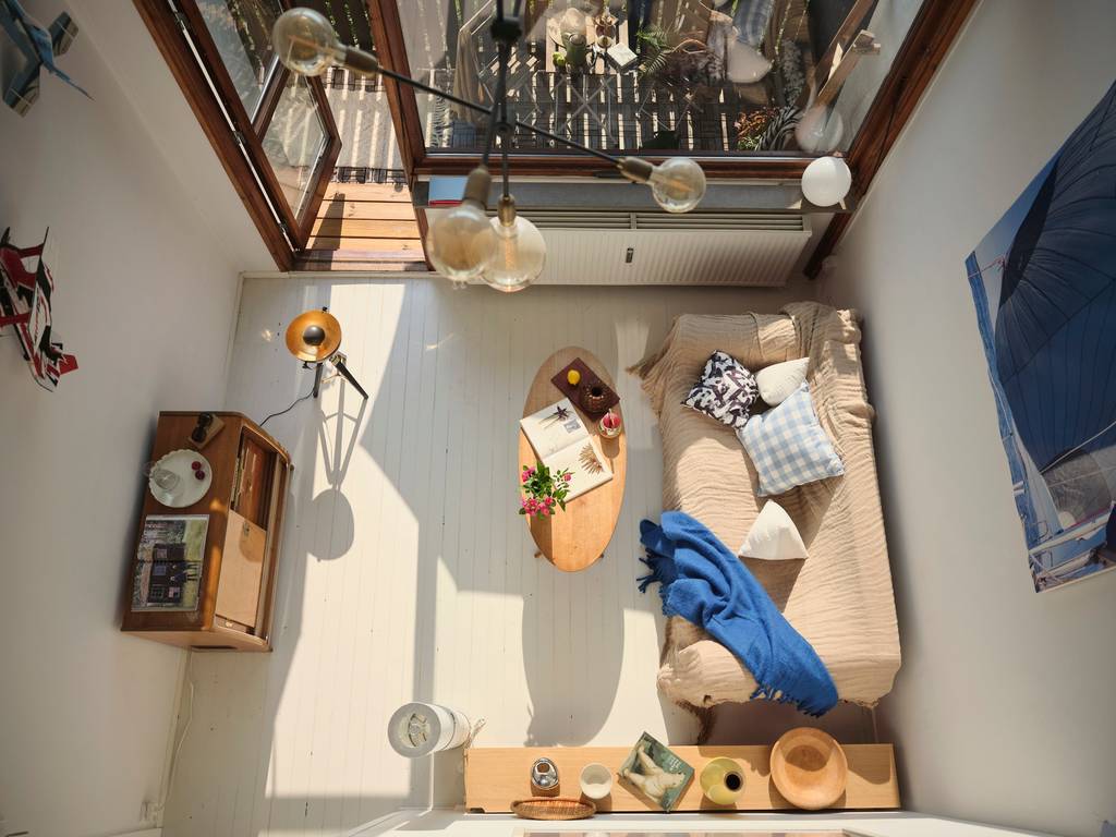 salon double hauteur avec mezzanine décoration vintage
