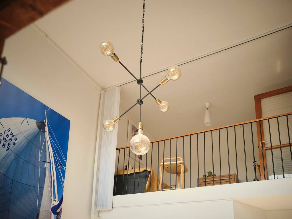 salon double hauteur avec mezzanine décoration vintage