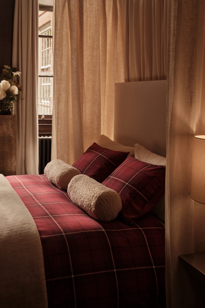 chambre H&M Home beige et rouge inspiration Noël traditionnel