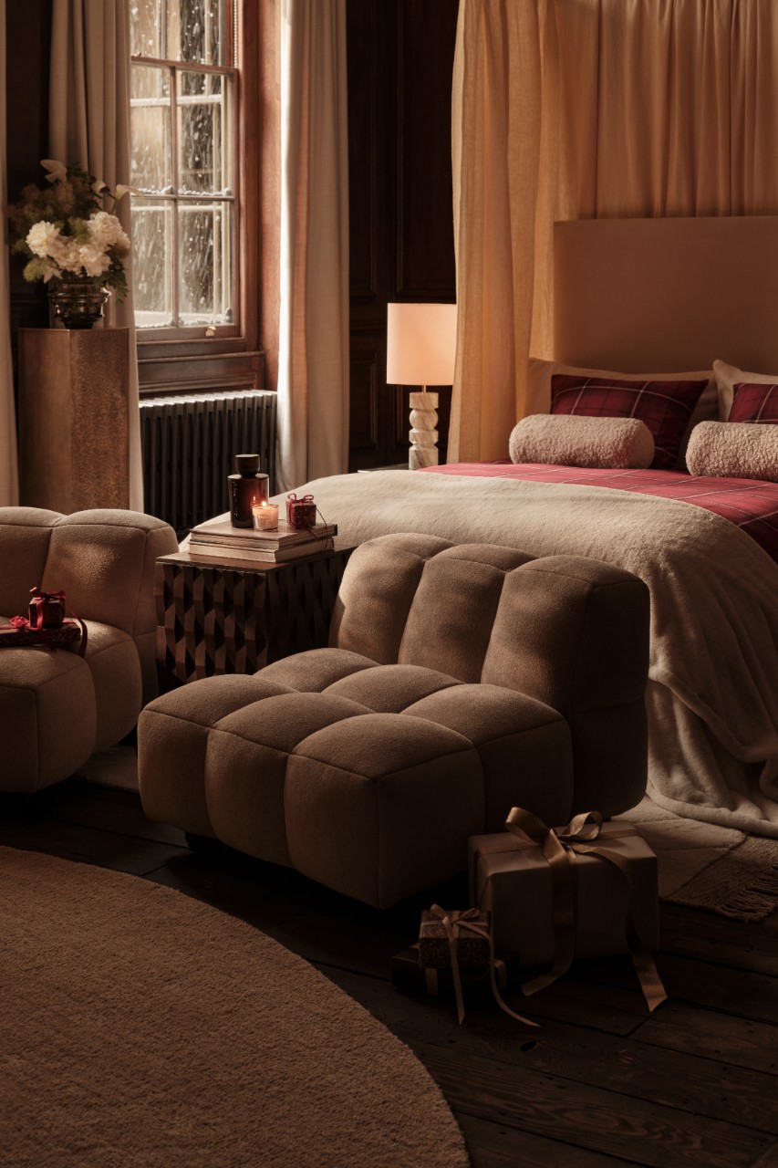 chambre H&M Home beige et rouge inspiration Noël traditionnel