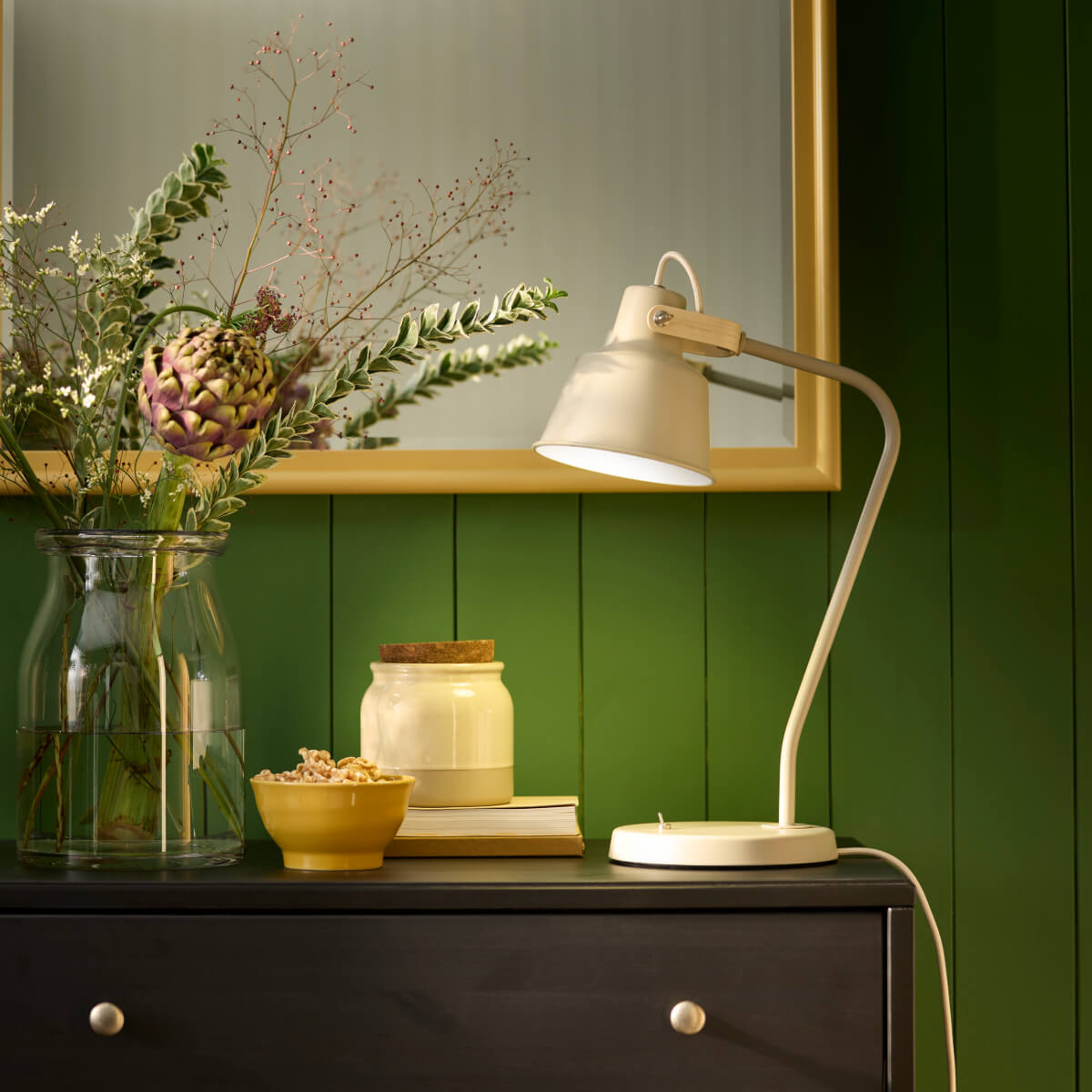 lampe sur commode murs verts lampe sur commode murs verts