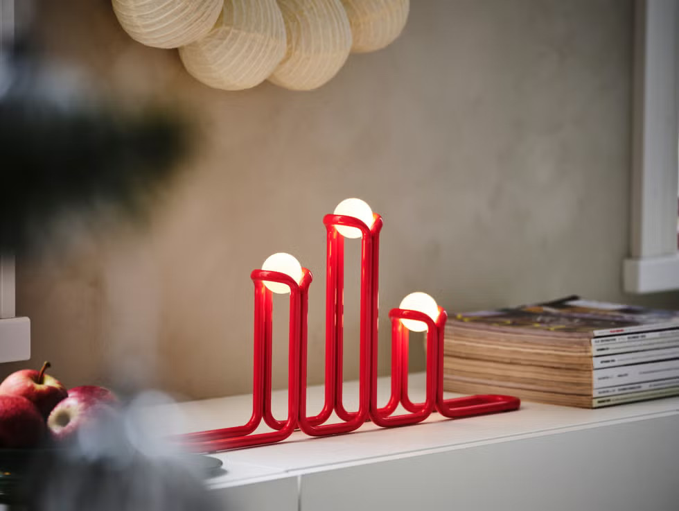 lampe rouge à trois lumières rondes collection "Home of Celebration" IKEA x Gustaf Westman lampe rouge à trois lumières rondes collection "Home of Celebration" IKEA x Gustaf Westman
