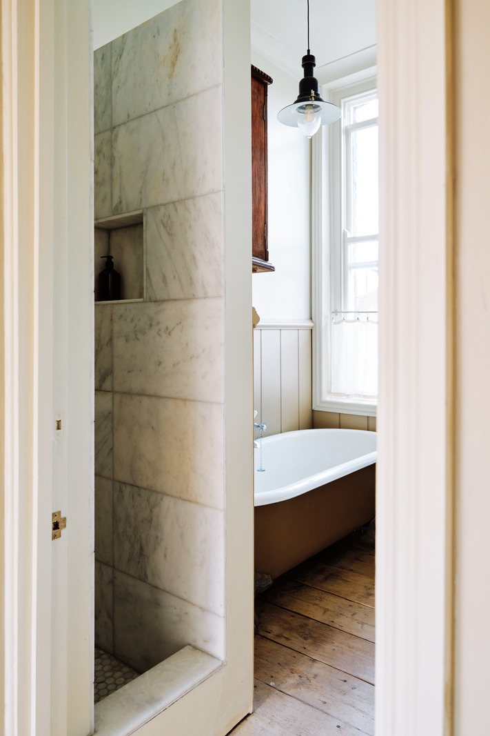 salle de bain rétro avec fenêtre guillotine salle de bain rétro avec fenêtre guillotine