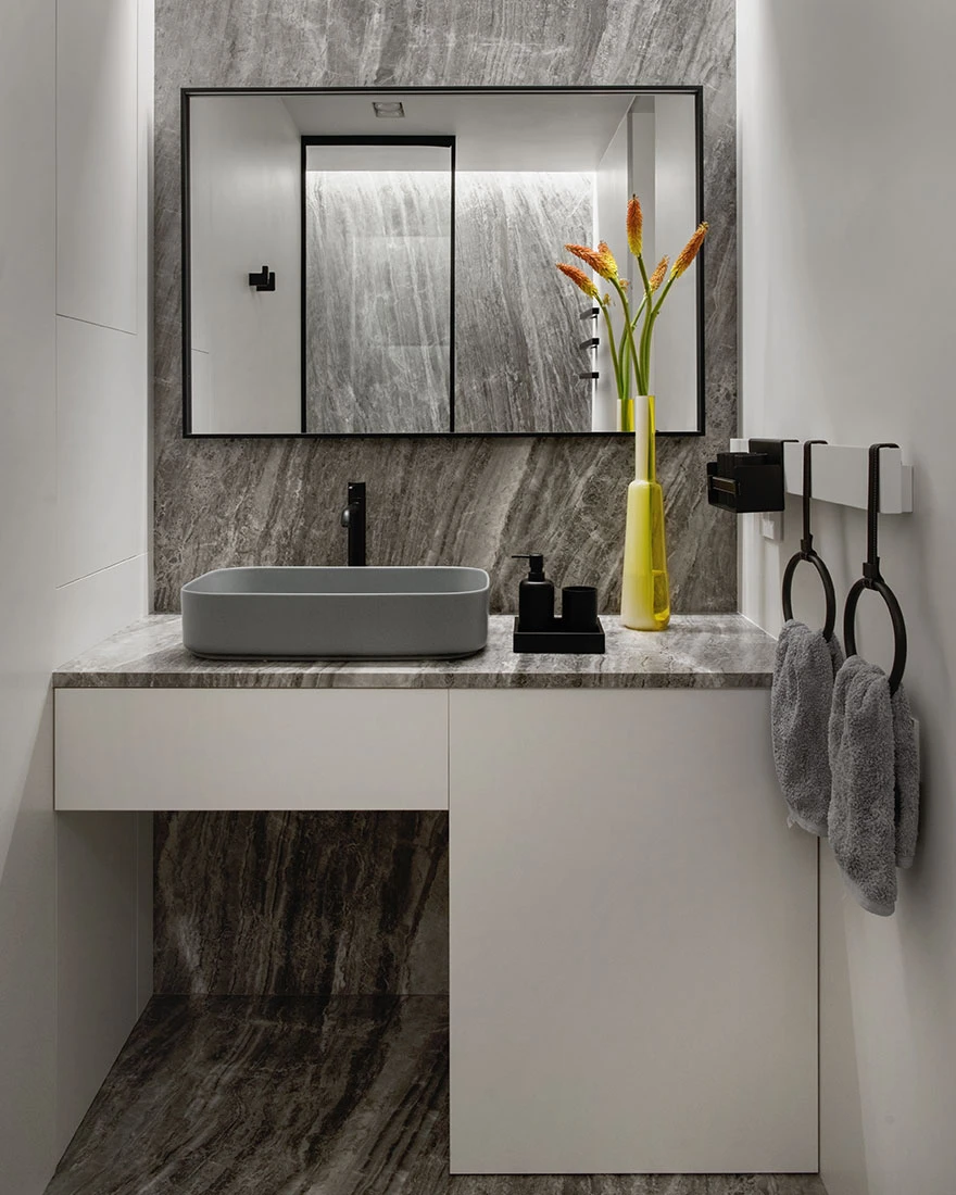 salle de bain marbre gris petit appartement 49m2