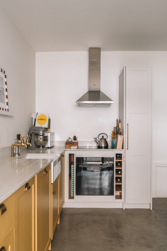 cuisine ouverte jaune moutarde appartement 68m2 avec jardin